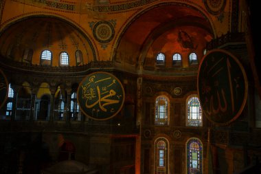 Eskiden Kutsal Bilgelik Kilisesi ve Ayasofya Müzesi olarak bilinen Ayasofya, bugün resmi adıyla Büyük Ayasofya Camii, İstanbul 'da bulunan bir cami ve eski bir kilisedir. .
