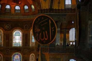 Eskiden Kutsal Bilgelik Kilisesi ve Ayasofya Müzesi olarak bilinen Ayasofya, bugün resmi adıyla Büyük Ayasofya Camii, İstanbul 'da bulunan bir cami ve eski bir kilisedir. .