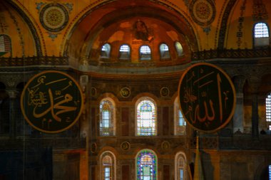 Eskiden Kutsal Bilgelik Kilisesi ve Ayasofya Müzesi olarak bilinen Ayasofya, bugün resmi adıyla Büyük Ayasofya Camii, İstanbul 'da bulunan bir cami ve eski bir kilisedir. .