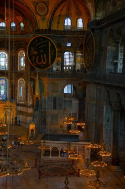 Eskiden Kutsal Bilgelik Kilisesi ve Ayasofya Müzesi olarak bilinen Ayasofya, bugün resmi adıyla Büyük Ayasofya Camii, İstanbul 'da bulunan bir cami ve eski bir kilisedir. .