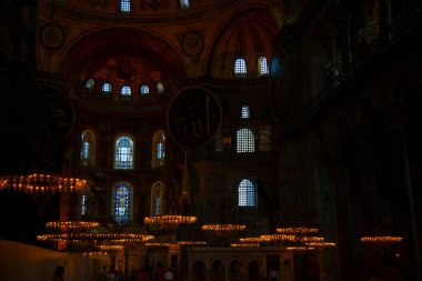 Eskiden Kutsal Bilgelik Kilisesi ve Ayasofya Müzesi olarak bilinen Ayasofya, bugün resmi adıyla Büyük Ayasofya Camii, İstanbul 'da bulunan bir cami ve eski bir kilisedir. .