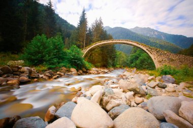 Köprü rıhtımları her iki yönde de doğal kayalara yerleştirilmiştir. Köprü kemerleri pürüzsüz kesilmiş taştan yapılmıştır, ayak ve diğer parçalar moloz taşından yapılmıştır..
