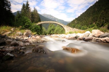 Köprü rıhtımları her iki yönde de doğal kayalara yerleştirilmiştir. Köprü kemerleri pürüzsüz kesilmiş taştan yapılmıştır, ayak ve diğer parçalar moloz taşından yapılmıştır..