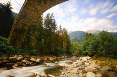 Köprü rıhtımları her iki yönde de doğal kayalara yerleştirilmiştir. Köprü kemerleri pürüzsüz kesilmiş taştan yapılmıştır, ayak ve diğer parçalar moloz taşından yapılmıştır..