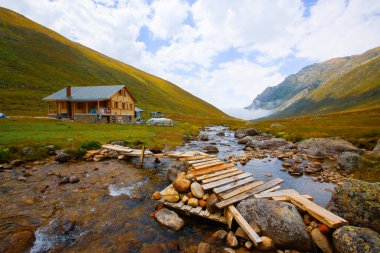 Trovit Platosu, Rize 'nin Amlhemin bölgesinde yer almaktadır. Yüksekliği yaklaşık 2000 metre..