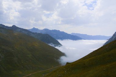 Trovit Platosu, Rize 'nin Amlhemin bölgesinde yer almaktadır. Yüksekliği yaklaşık 2000 metre..