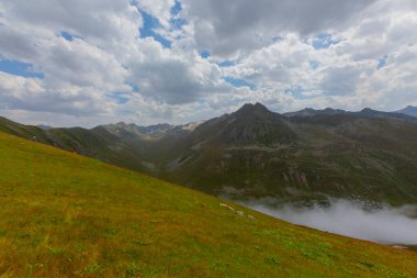 Trovit Platosu, Rize 'nin Amlhemin bölgesinde yer almaktadır. Yüksekliği yaklaşık 2000 metre..