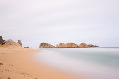 Kasaba merkezinden 17 kilometre uzaklıktaki Akakese Sahili eşsiz güzellikteki körfeziyle sizleri karşılıyor..