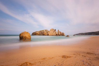Kasaba merkezinden 17 kilometre uzaklıktaki Akakese Sahili eşsiz güzellikteki körfeziyle sizleri karşılıyor..
