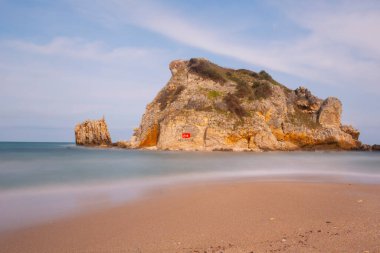 Kasaba merkezinden 17 kilometre uzaklıktaki Akakese Sahili eşsiz güzellikteki körfeziyle sizleri karşılıyor..