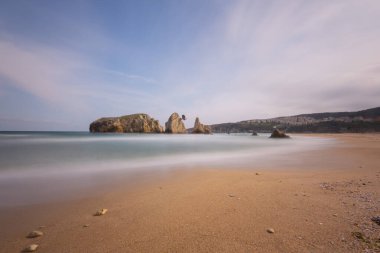 Kasaba merkezinden 17 kilometre uzaklıktaki Akakese Sahili eşsiz güzellikteki körfeziyle sizleri karşılıyor..