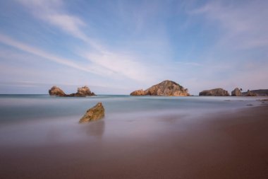 Kasaba merkezinden 17 kilometre uzaklıktaki Akakese Sahili eşsiz güzellikteki körfeziyle sizleri karşılıyor..