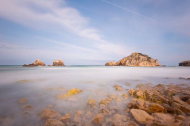 Kasaba merkezinden 17 kilometre uzaklıktaki Akakese Sahili eşsiz güzellikteki körfeziyle sizleri karşılıyor..