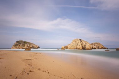 Kasaba merkezinden 17 kilometre uzaklıktaki Akakese Sahili eşsiz güzellikteki körfeziyle sizleri karşılıyor..