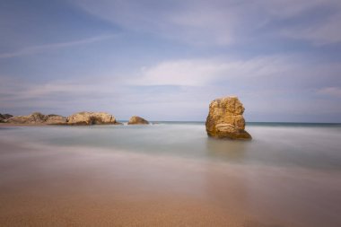 Kasaba merkezinden 17 kilometre uzaklıktaki Akakese Sahili eşsiz güzellikteki körfeziyle sizleri karşılıyor..