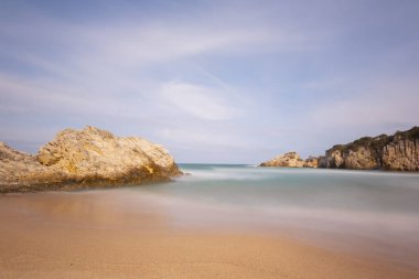 Kasaba merkezinden 17 kilometre uzaklıktaki Akakese Sahili eşsiz güzellikteki körfeziyle sizleri karşılıyor..