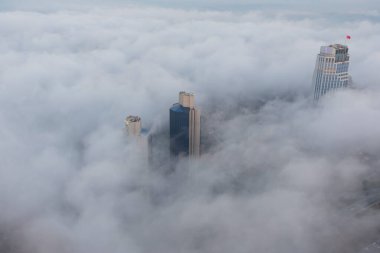 İstanbul 'da sisli havada gökdelen ve köprü