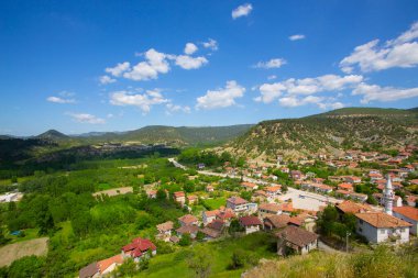 Tarakl, Türkiye 'nin Marmara Bölgesi' nde, eski İstanbul-Ankara otoyolu ve tarihi İpek Yolu güzergahında yer alıyor..