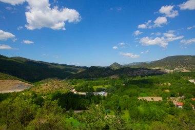Tarakl, Türkiye 'nin Marmara Bölgesi' nde, eski İstanbul-Ankara otoyolu ve tarihi İpek Yolu güzergahında yer alıyor..