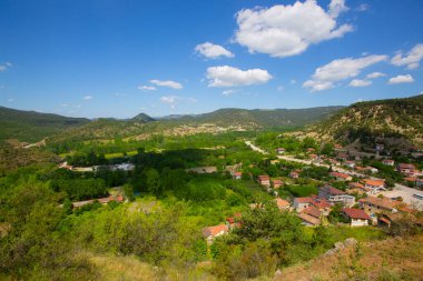 Tarakl, Türkiye 'nin Marmara Bölgesi' nde, eski İstanbul-Ankara otoyolu ve tarihi İpek Yolu güzergahında yer alıyor..