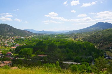 Tarakl, Türkiye 'nin Marmara Bölgesi' nde, eski İstanbul-Ankara otoyolu ve tarihi İpek Yolu güzergahında yer alıyor..