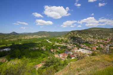 Tarakl, Türkiye 'nin Marmara Bölgesi' nde, eski İstanbul-Ankara otoyolu ve tarihi İpek Yolu güzergahında yer alıyor..
