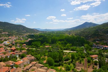 Tarakl, Türkiye 'nin Marmara Bölgesi' nde, eski İstanbul-Ankara otoyolu ve tarihi İpek Yolu güzergahında yer alıyor..