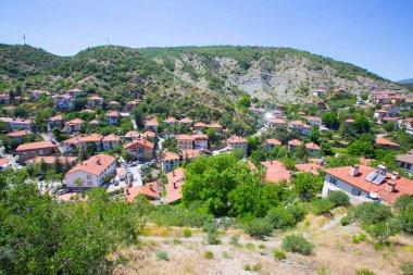 Tarakl, Türkiye 'nin Marmara Bölgesi' nde, eski İstanbul-Ankara otoyolu ve tarihi İpek Yolu güzergahında yer alıyor..