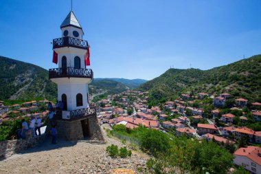 Tarakl, Türkiye 'nin Marmara Bölgesi' nde, eski İstanbul-Ankara otoyolu ve tarihi İpek Yolu güzergahında yer alıyor..