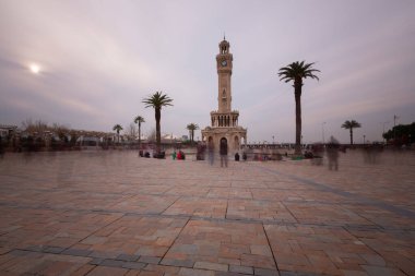 İzmir Saat Kulesi, İzmir 'de 2. Sultan Abdulhamid' in tahta geçişinin 25. yıldönümünü kutlamak amacıyla 1901 yılında inşa edilmiş tarihi bir saat kulesidir..