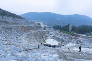 Efes, antik çağın Anadolu başkenti, son derece muhteşem bir metropoldür. Bu büyük antik şehir eşsiz mimari çalışmalarıyla binlerce yıldır ayakta duruyor..