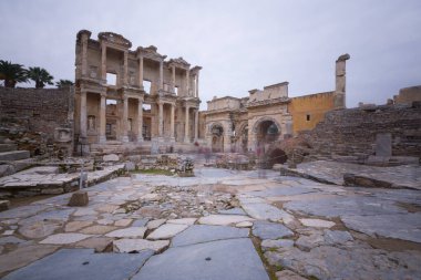 Efes, antik çağın Anadolu başkenti, son derece muhteşem bir metropoldür. Bu büyük antik şehir eşsiz mimari çalışmalarıyla binlerce yıldır ayakta duruyor..