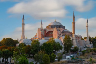Ayasofya, dünya mimari tarihinin bugüne kadar yaşamış en önemli anıtlarından biridir..