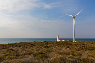 Polente deniz feneri 32 metre yüksekliğindedir ve ışığını 15 deniz miline, yani yaklaşık 28 kilometreye gönderebilir..