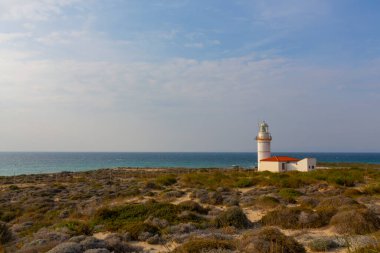 Polente deniz feneri 32 metre yüksekliğindedir ve ışığını 15 deniz miline, yani yaklaşık 28 kilometreye gönderebilir..