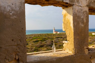 Polente deniz feneri 32 metre yüksekliğindedir ve ışığını 15 deniz miline, yani yaklaşık 28 kilometreye gönderebilir..