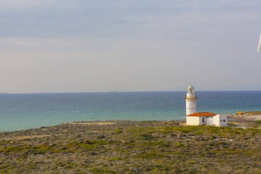Polente deniz feneri 32 metre yüksekliğindedir ve ışığını 15 deniz miline, yani yaklaşık 28 kilometreye gönderebilir..