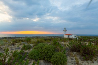Polente deniz feneri 32 metre yüksekliğindedir ve ışığını 15 deniz miline, yani yaklaşık 28 kilometreye gönderebilir..