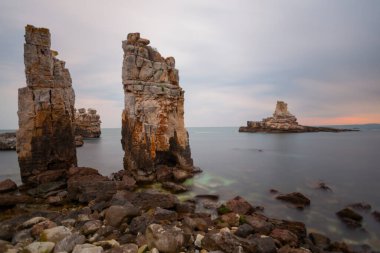 Bagirganl ile yol, kayalar ve deniz feneri