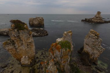 Bagirganl ile yol, kayalar ve deniz feneri