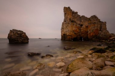 Bagirganl ile yol, kayalar ve deniz feneri
