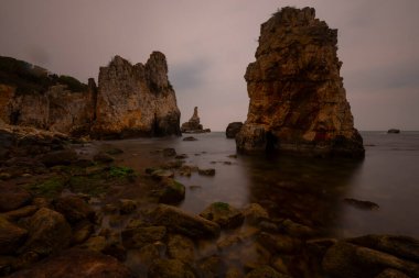 Bagirganl ile yol, kayalar ve deniz feneri