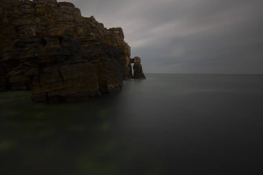 Bagirganl ile yol, kayalar ve deniz feneri
