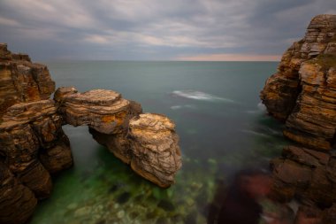 Bagirganl ile yol, kayalar ve deniz feneri