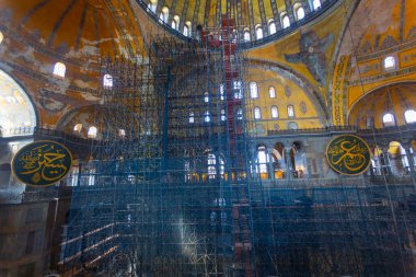 Eskiden Kutsal Bilgelik Kilisesi ve Ayasofya Müzesi olarak bilinen Ayasofya, bugün resmi adıyla Büyük Ayasofya Camisi, İstanbul 'da hizmet veren bir cami ve eski bir kilisedir..