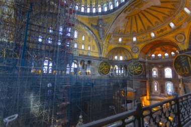 Eskiden Kutsal Bilgelik Kilisesi ve Ayasofya Müzesi olarak bilinen Ayasofya, bugün resmi adıyla Büyük Ayasofya Camisi, İstanbul 'da hizmet veren bir cami ve eski bir kilisedir..
