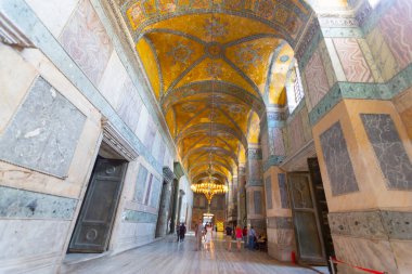 Eskiden Kutsal Bilgelik Kilisesi ve Ayasofya Müzesi olarak bilinen Ayasofya, bugün resmi adıyla Büyük Ayasofya Camisi, İstanbul 'da hizmet veren bir cami ve eski bir kilisedir..
