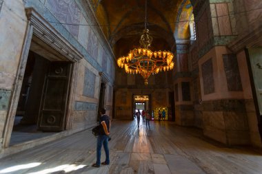 Eskiden Kutsal Bilgelik Kilisesi ve Ayasofya Müzesi olarak bilinen Ayasofya, bugün resmi adıyla Büyük Ayasofya Camisi, İstanbul 'da hizmet veren bir cami ve eski bir kilisedir..