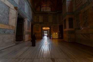 Eskiden Kutsal Bilgelik Kilisesi ve Ayasofya Müzesi olarak bilinen Ayasofya, bugün resmi adıyla Büyük Ayasofya Camisi, İstanbul 'da hizmet veren bir cami ve eski bir kilisedir..