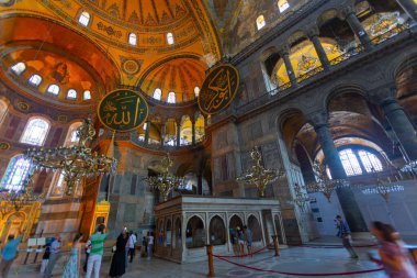 Eskiden Kutsal Bilgelik Kilisesi ve Ayasofya Müzesi olarak bilinen Ayasofya, bugün resmi adıyla Büyük Ayasofya Camisi, İstanbul 'da hizmet veren bir cami ve eski bir kilisedir..